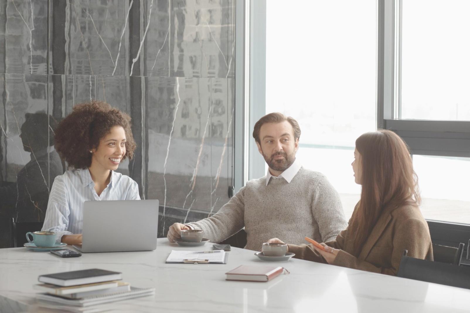 Moderne Schulungsräume mit digitaler Ausstattung für interaktive Finanzschulungen