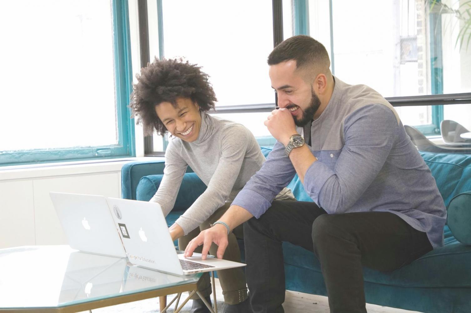 Professionelle Beratungssituation mit Finanzexperten und Unternehmensvertretern