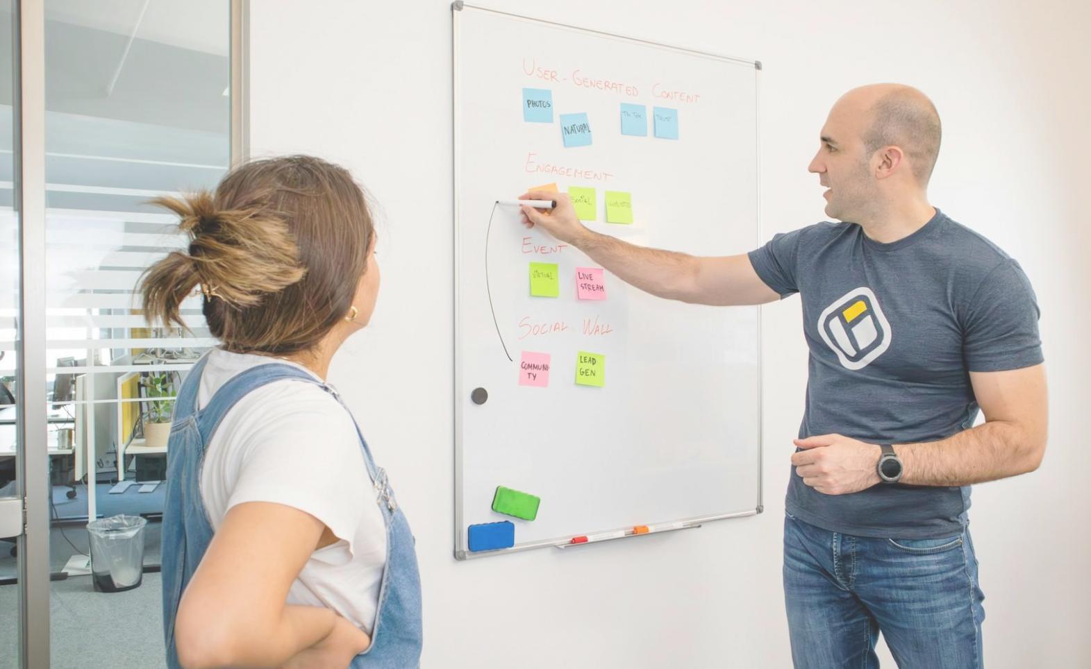 Teilnehmer arbeiten gemeinsam an Budgetplanungsübungen